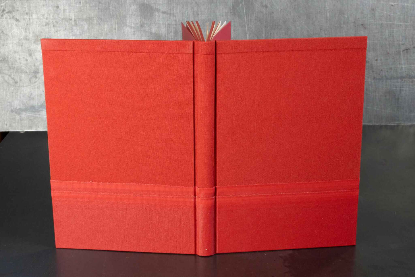 Monochrome rouge, carnet ou livre d'or