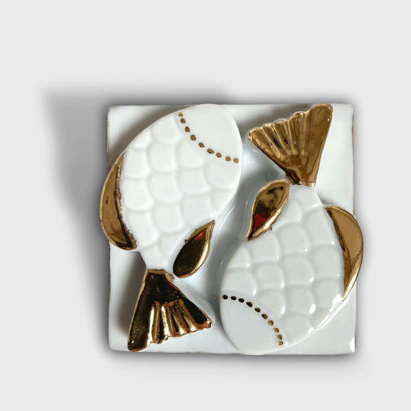 Boîte à bijoux en porcelaine blanche, couvercle poisson en relief doré