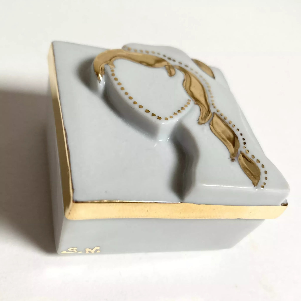 Boîte à bijoux en porcelaine blanche, vue de côté avec décor Vierge dorée
