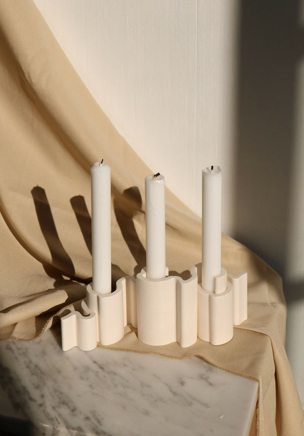 Chandelier avec 4 bougies blanches sur socle en blocs, design moderne