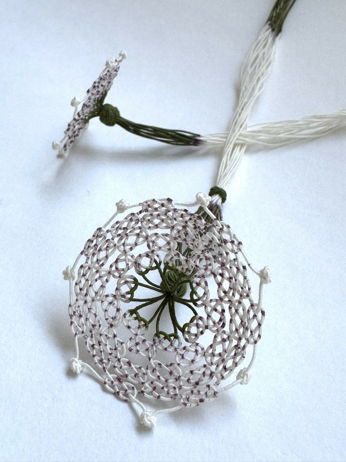 Collier en soie: pendentif trèfle en maille argentée, cordons torsadés