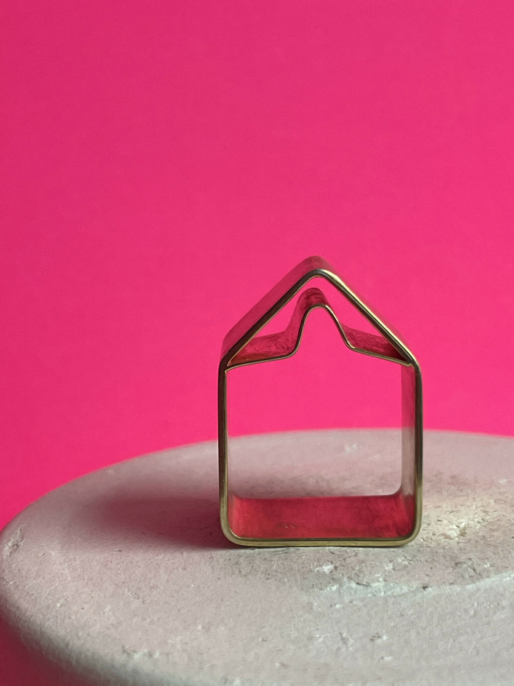 Bague en forme de maison, double toit, métal argenté.