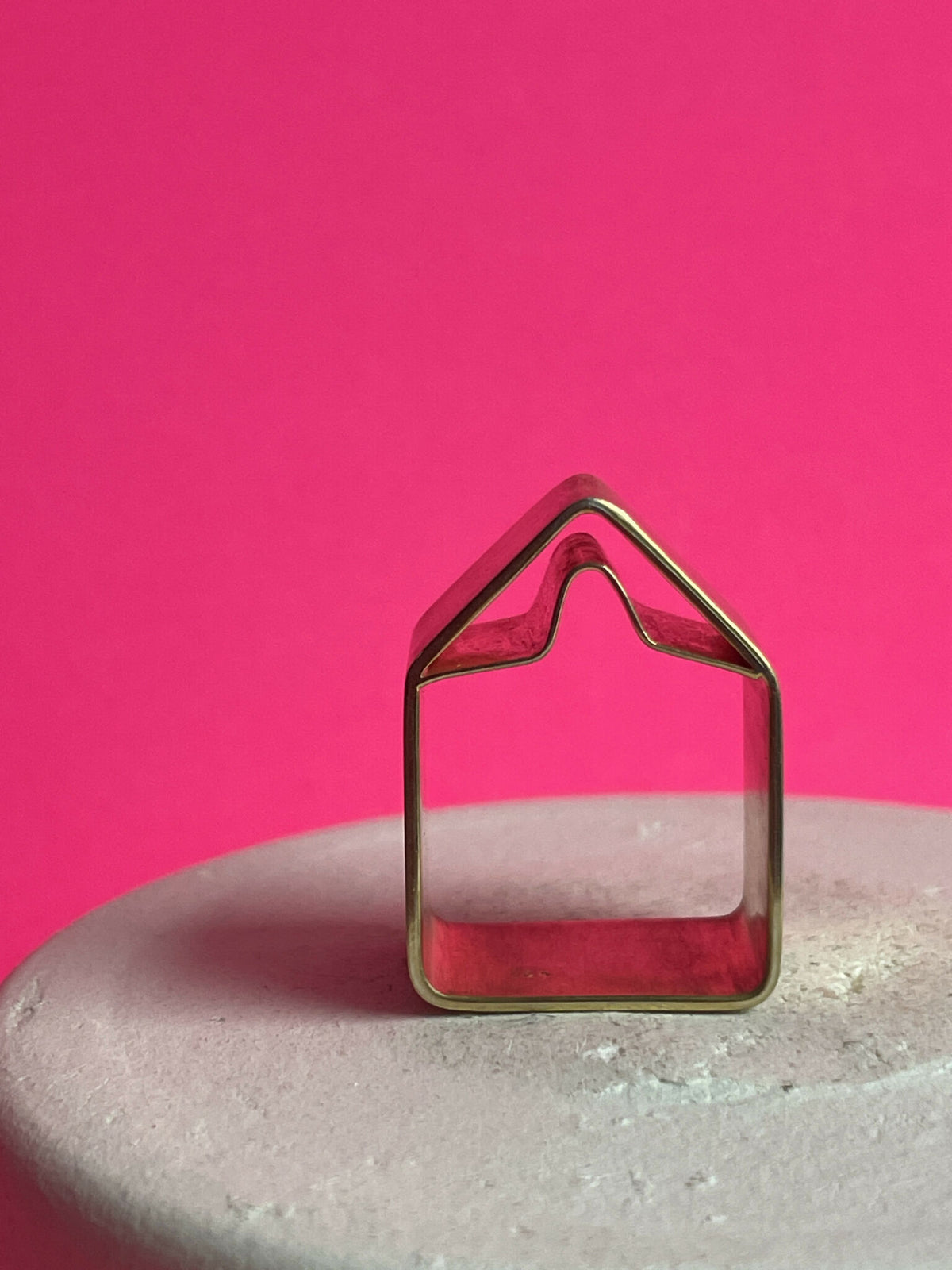 Bague en forme de maison, double toit, métal argenté.