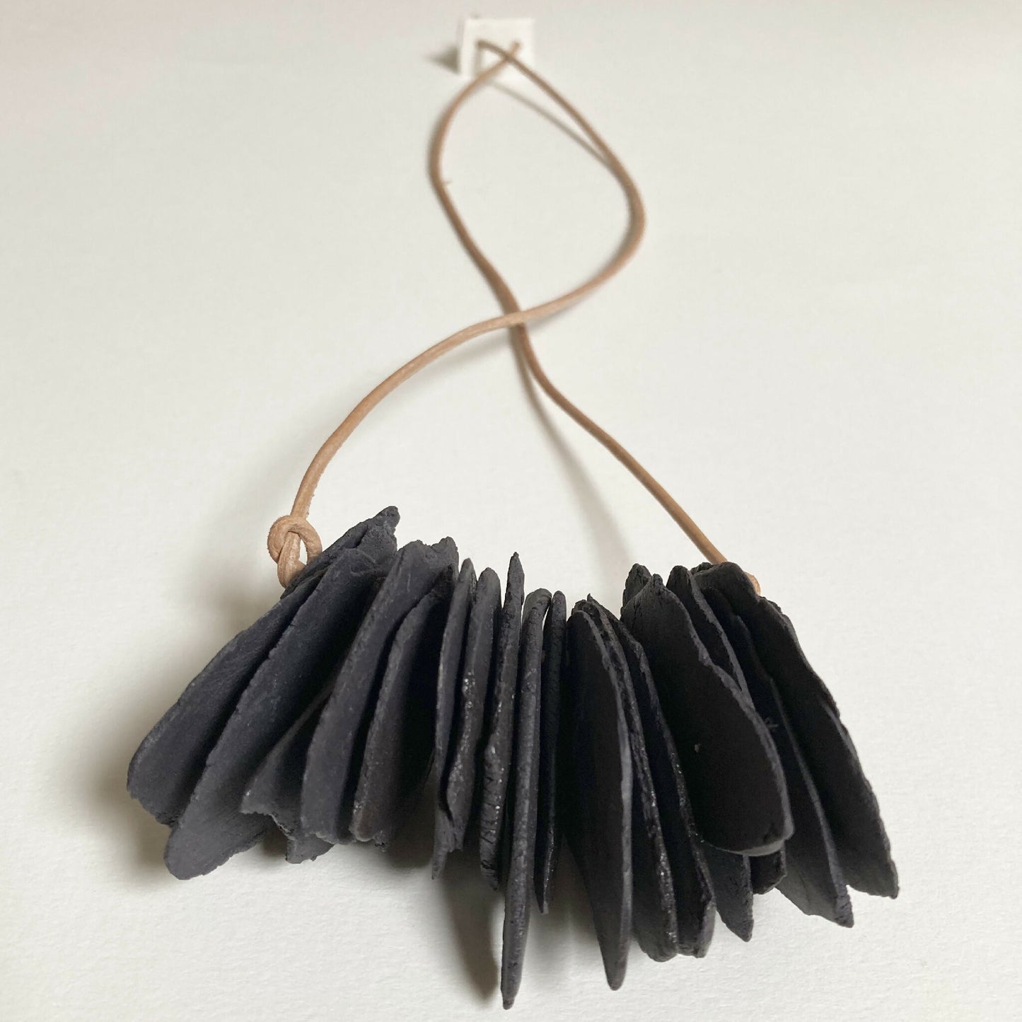 Collier cristaux de porcelaine noire