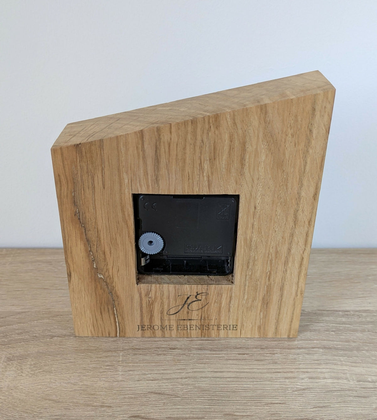 Horloge de bureau en chêne massif, vue arrière avec mécanisme, inscription sur le panneau