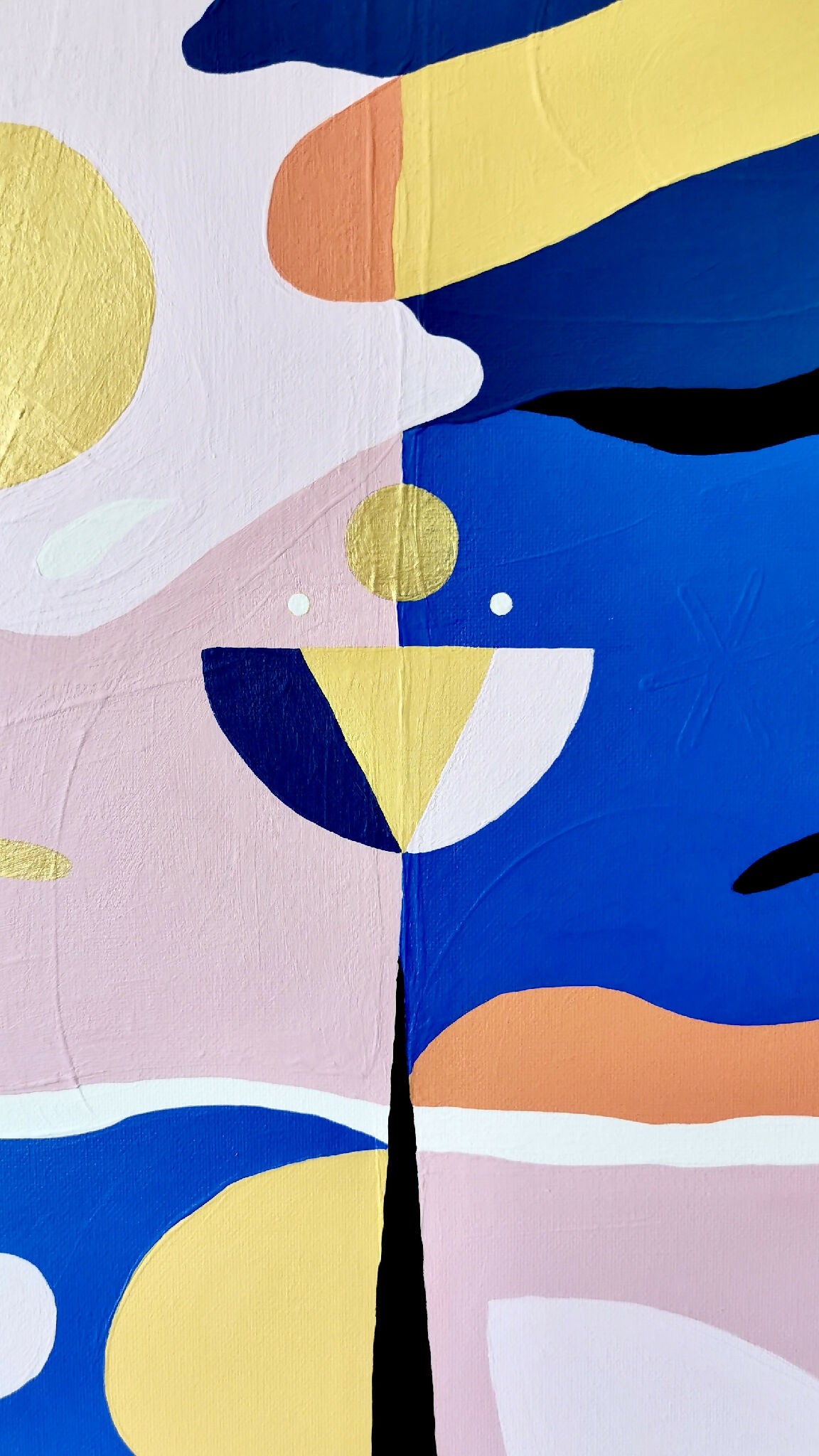 Peinture acrylique abstraite en gros plan : formes arrondies bleu, jaune et rose.