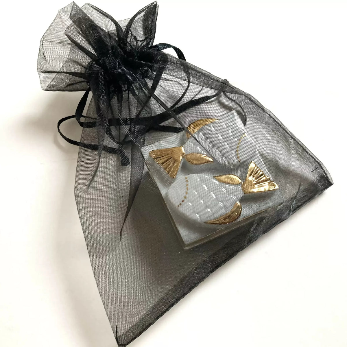 Boîte à bijoux porcelaine blanche poisson doré, dans un sachet en voile noir