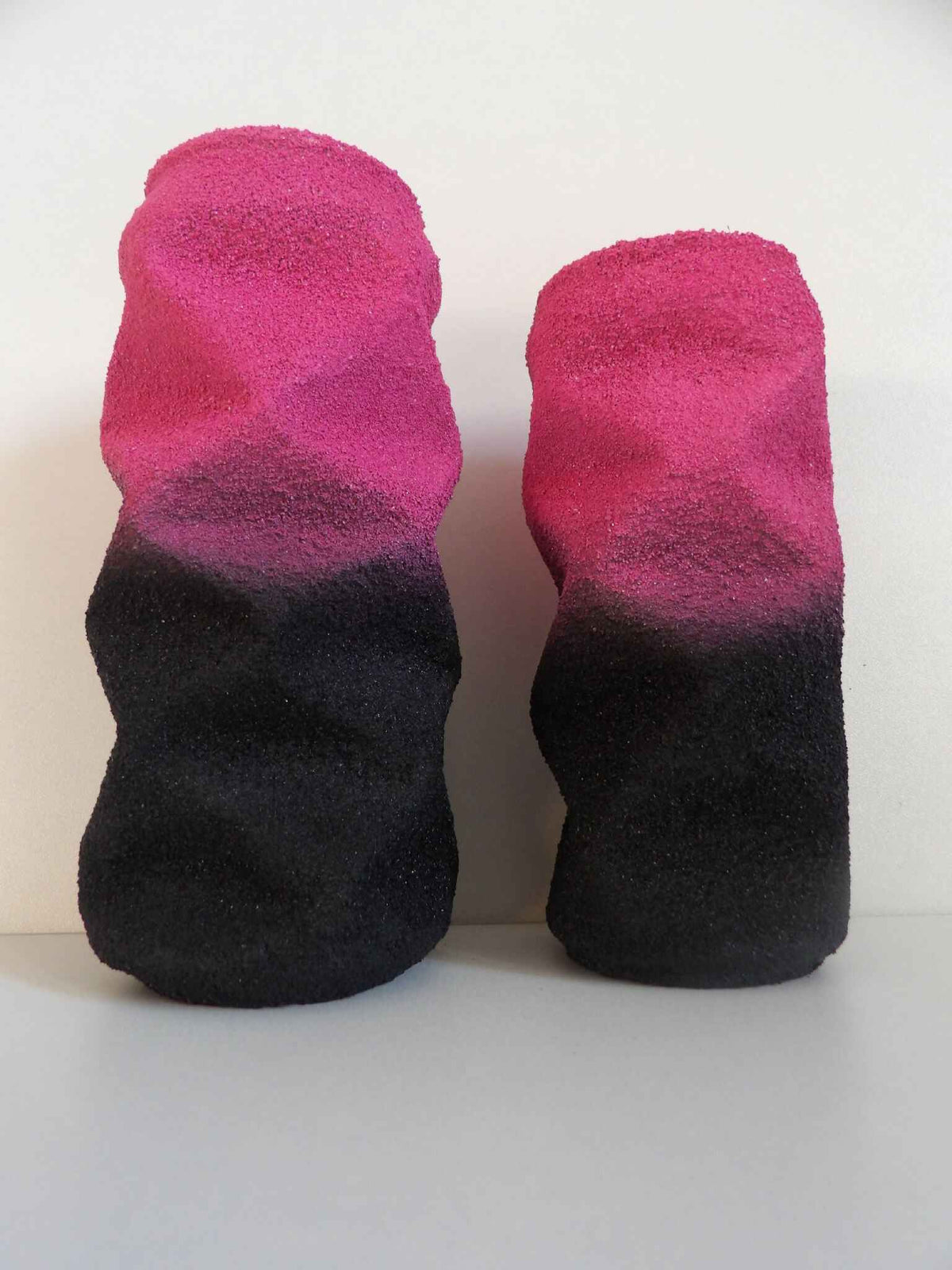 Sculpture ALU-47 texturée, base noire et haut rose fuchsia, vue de face