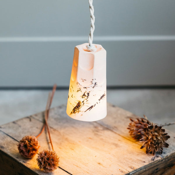 Lampe mini liseuse en porcelaine blanche, câble tressé, lumière chaude, décor irrégulier doré