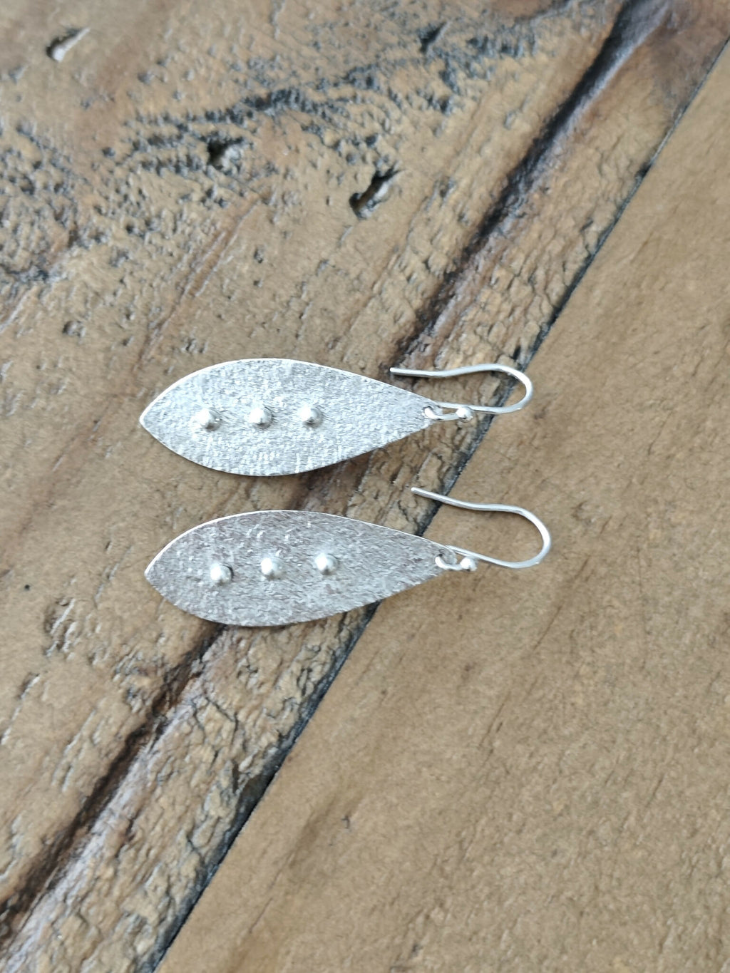 Boucles d’oreilles pendantes argentées en gouttes ovales, trois micro-reliefs