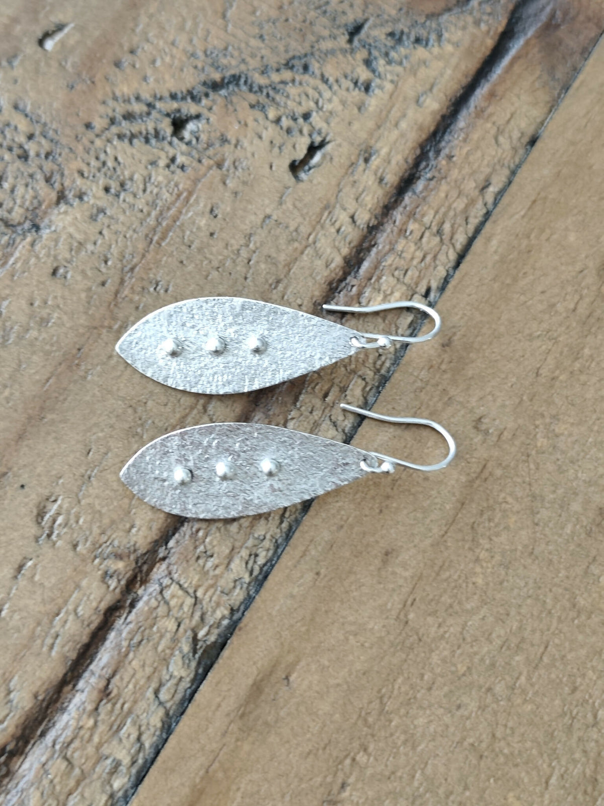 Boucles d’oreilles pendantes argentées en gouttes ovales, trois micro-reliefs