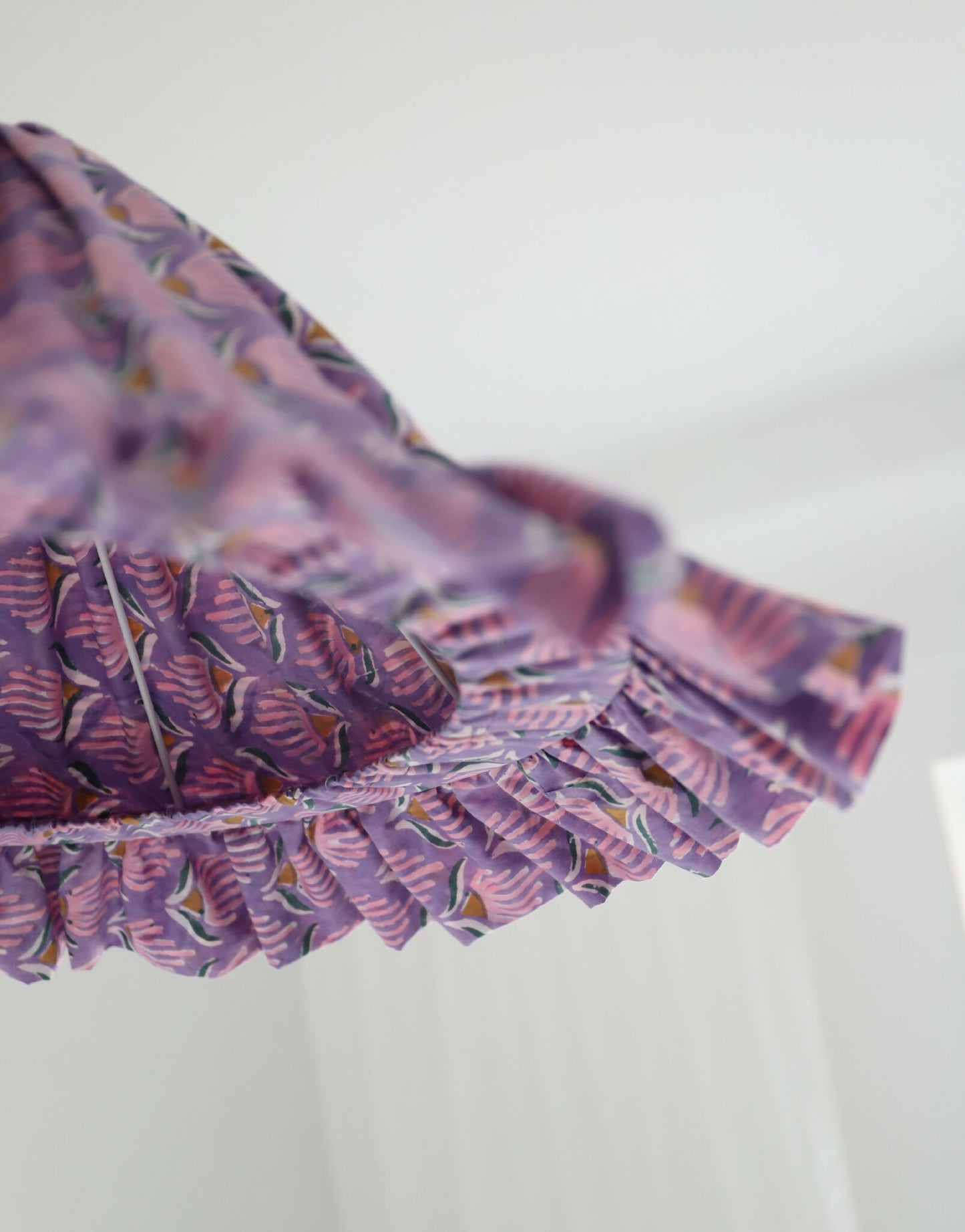 Suspension conique Emilia « Purple Shell Flowers », luminaire artisanal