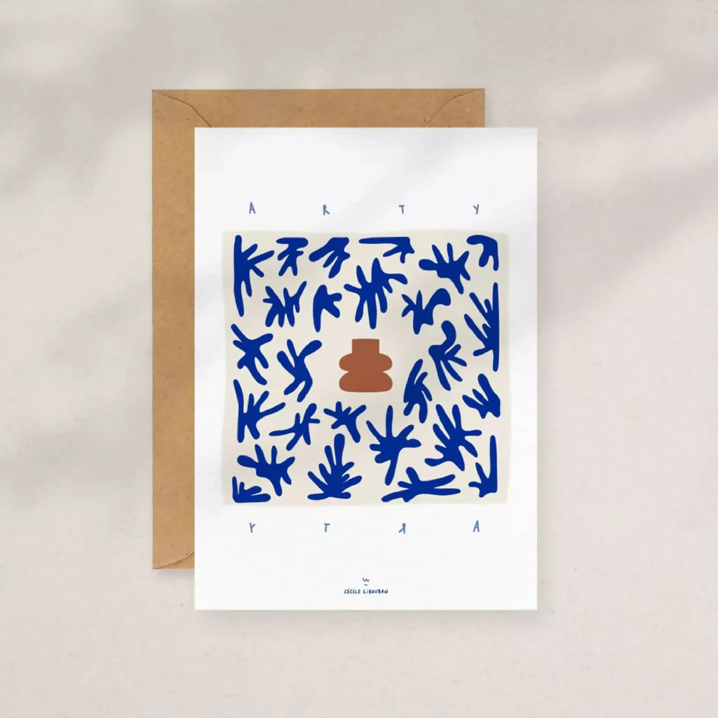 Carte illustrée bleue avec motif végétal et élément terracotta, carte et enveloppe kraft