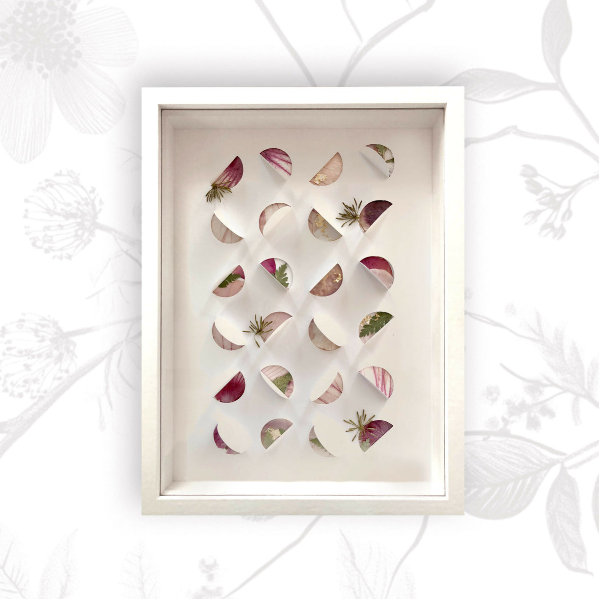 Tableau A4 encadré avec demi-lunes de fleurs séchées et accents dorés, fond clair