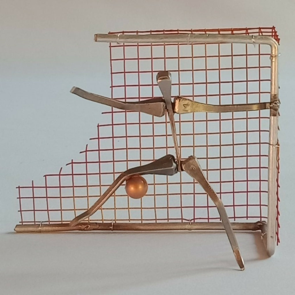 But de handball en métal rouge, grille, ballon orange et figurines