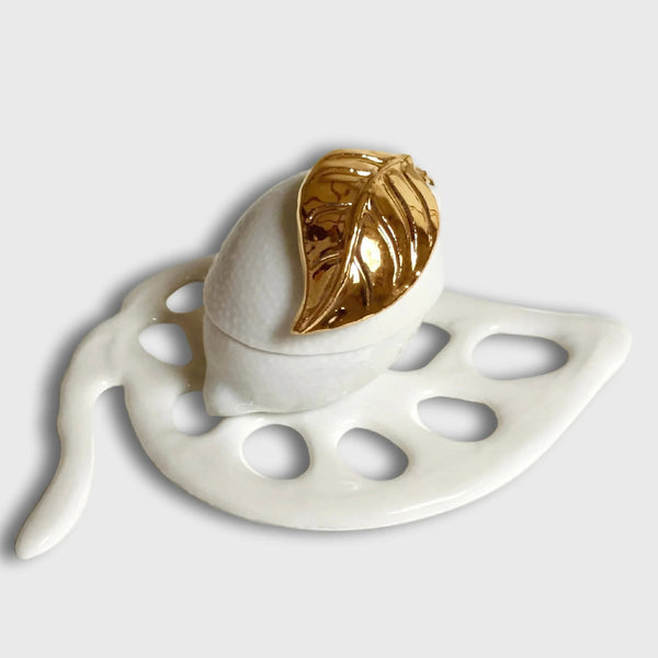 Boîte à bijoux en porcelaine blanche en forme de citron, capot doré ajouré