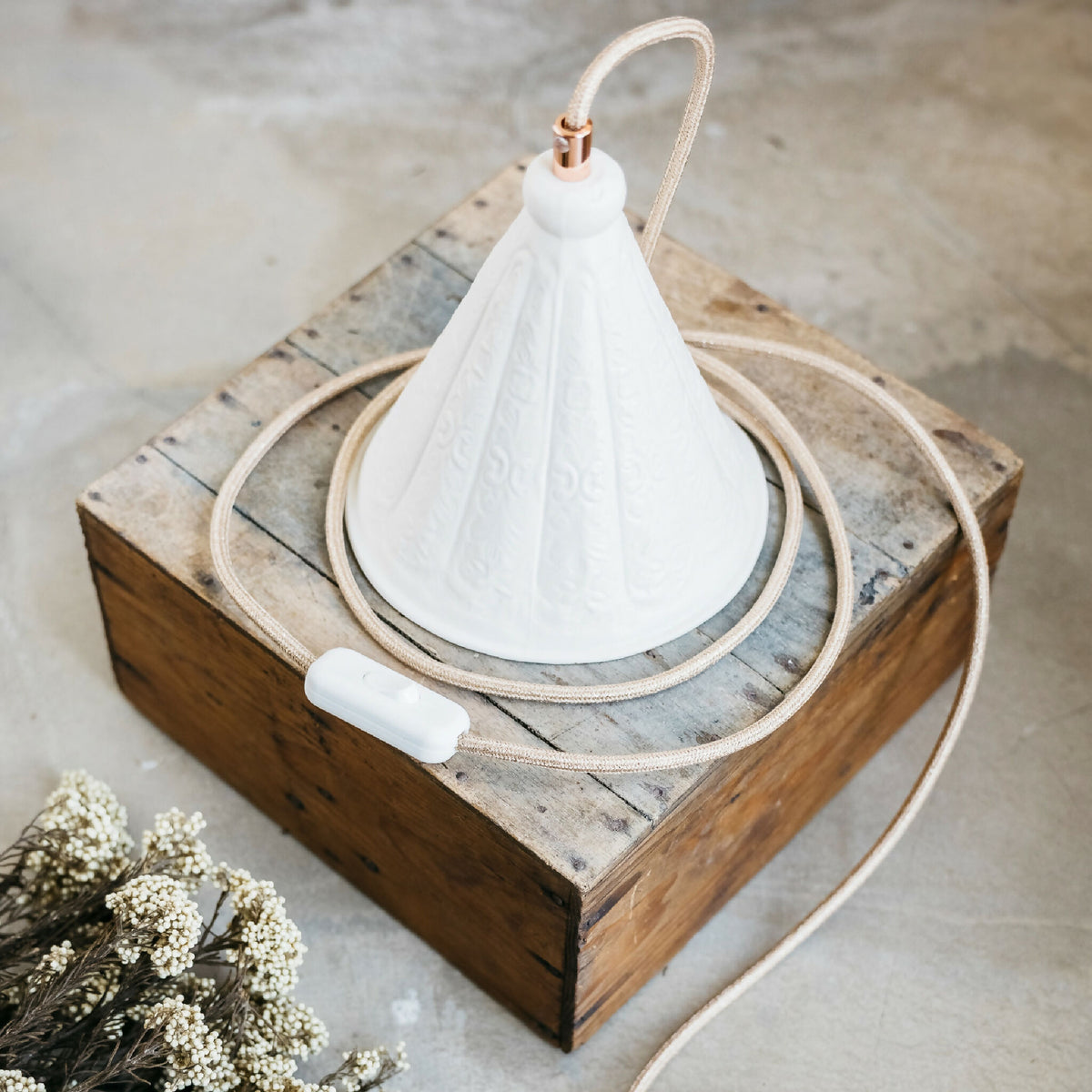 Lampe en porcelaine blanche avec abat-jour conique sculpté, câble clair