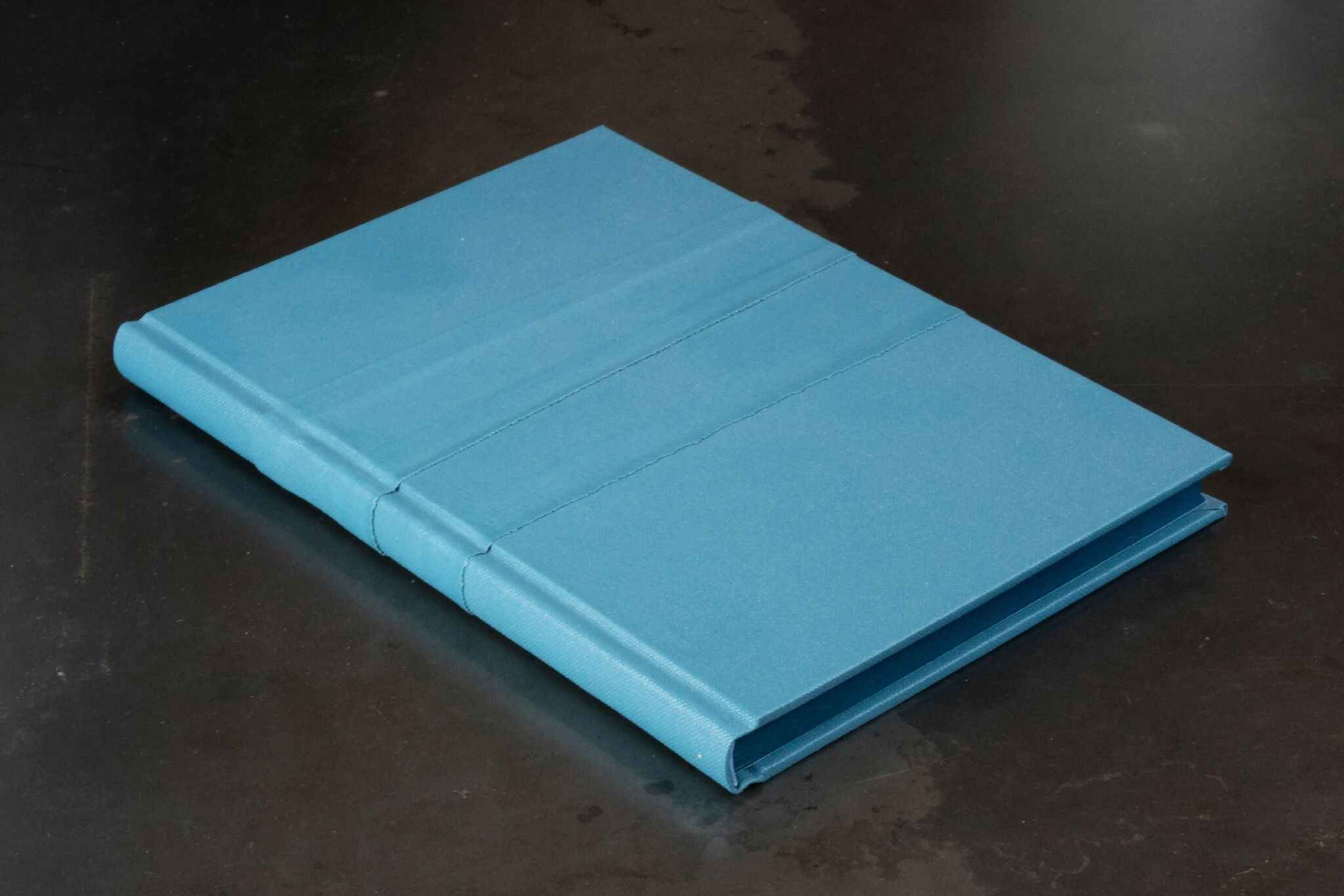Monochrome bleu, carnet ou livre d'or