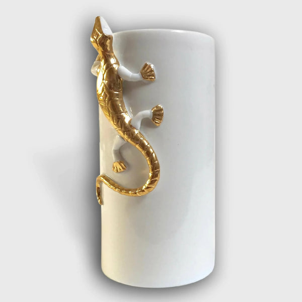 Vase blanc avec salamandre dorée sculptée sur la face.