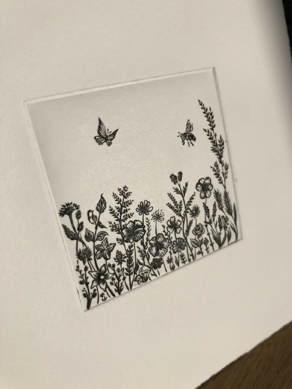 Tableau fleuri à cadre transparent, fleurs et papillons noirs sur fond clair