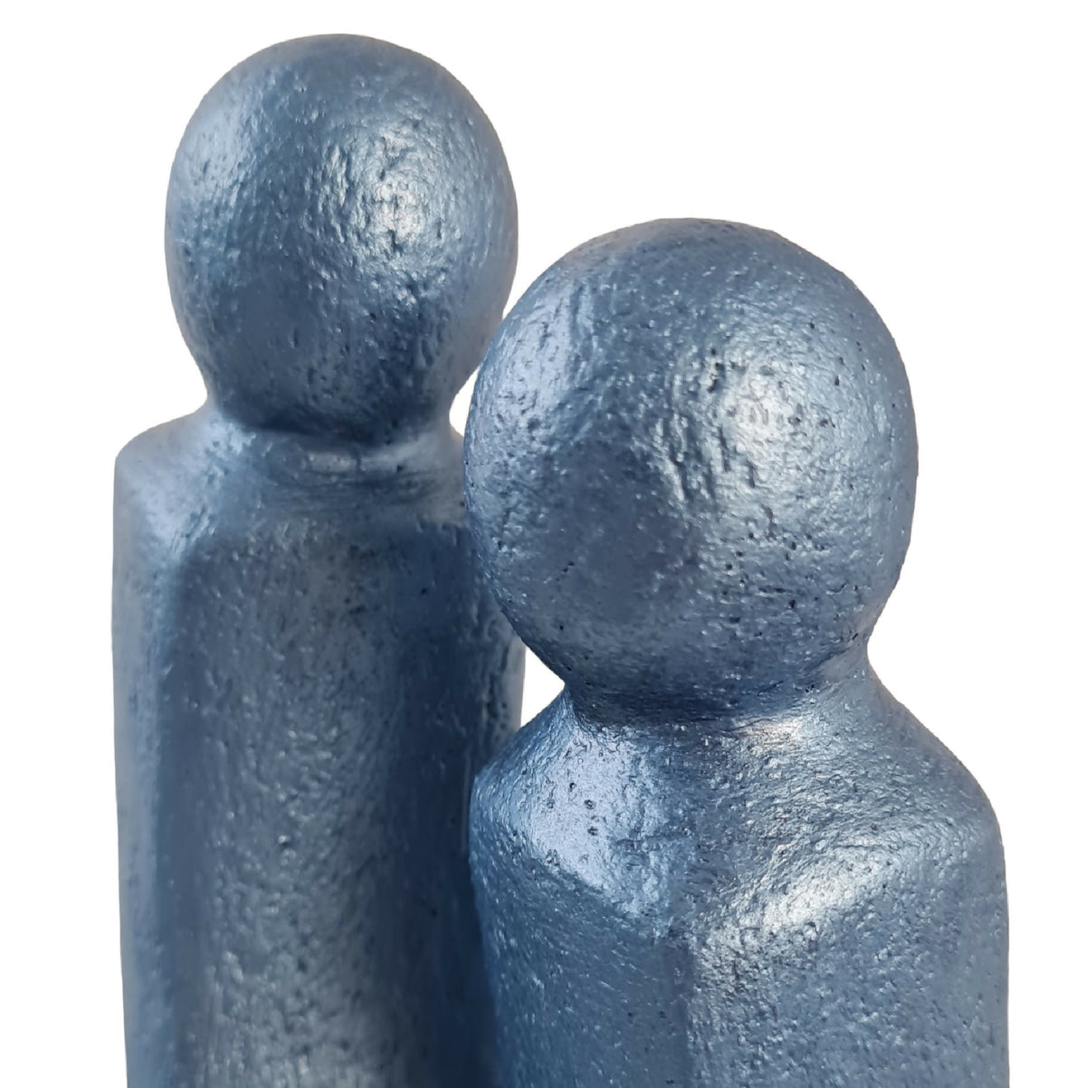 Sculpture de couple bleue, gros plan sur deux personnages aux têtes arrondies