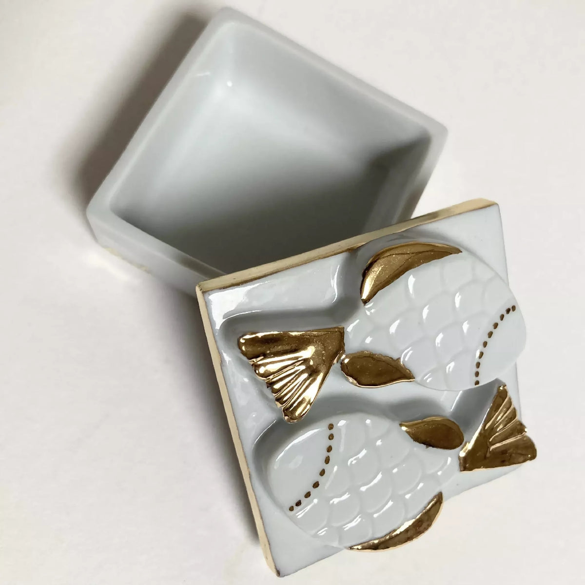 Boîte à bijoux en porcelaine blanche, couvercle ouvert avec motif poisson doré