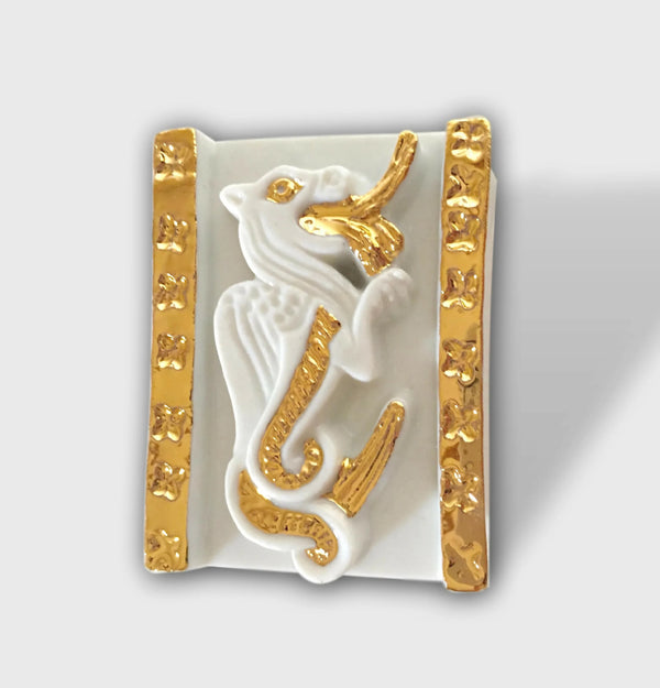 Boîte à bijoux blanche avec emblème dragon doré et barres décoratives sur les côtés