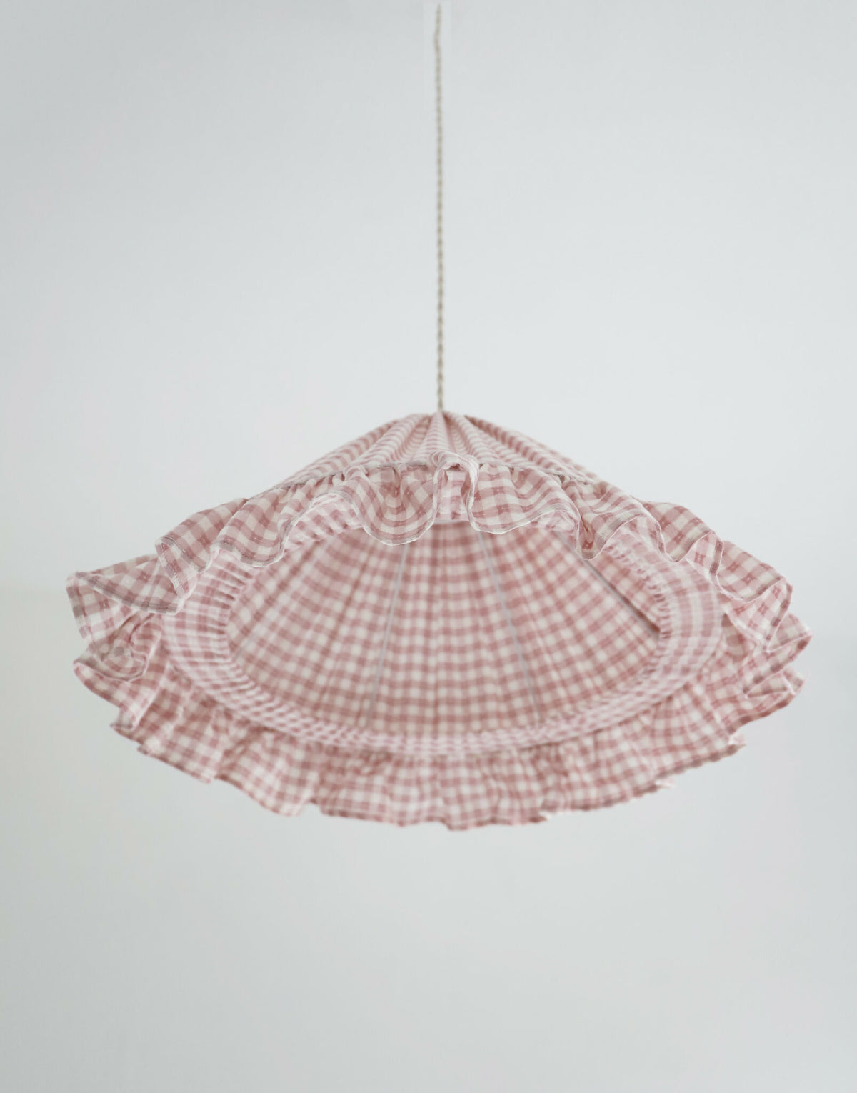 Suspension conique Emilia, tissu à petits carreaux rose, volant ondulé sur le bas.