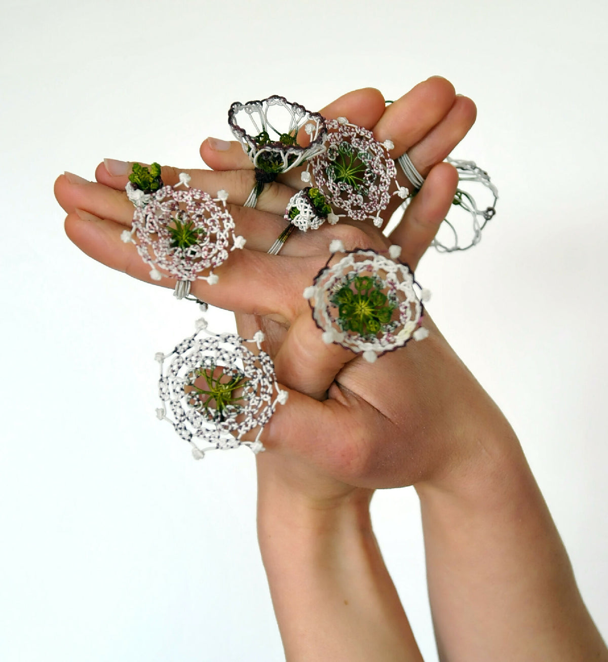 Bague en soie trèfle, plusieurs bagues en perles avec motif vert, vue sur la main