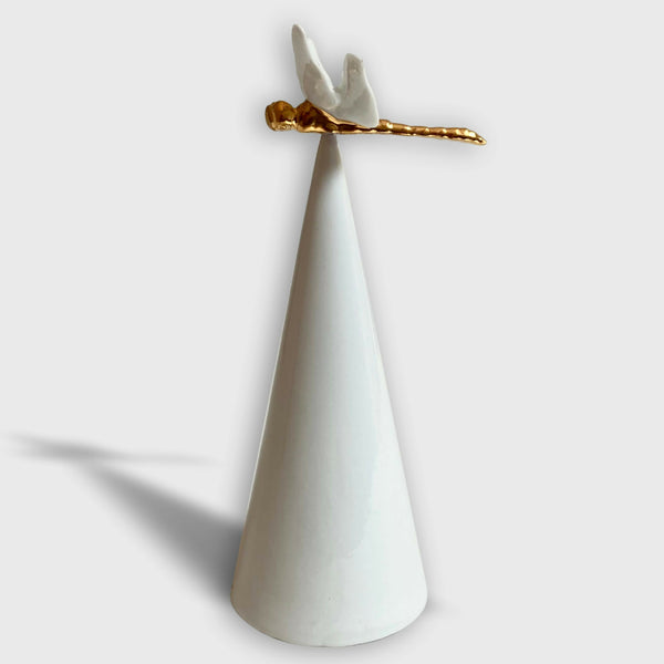Centre de table en cône blanc, ailes blanches et tige dorée, vue 3/4