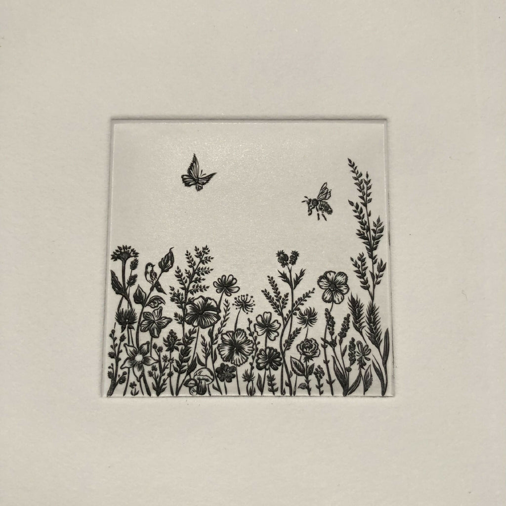 Tableau fleuri à cadre, fond clair, fleurs et herbes noires avec papillons