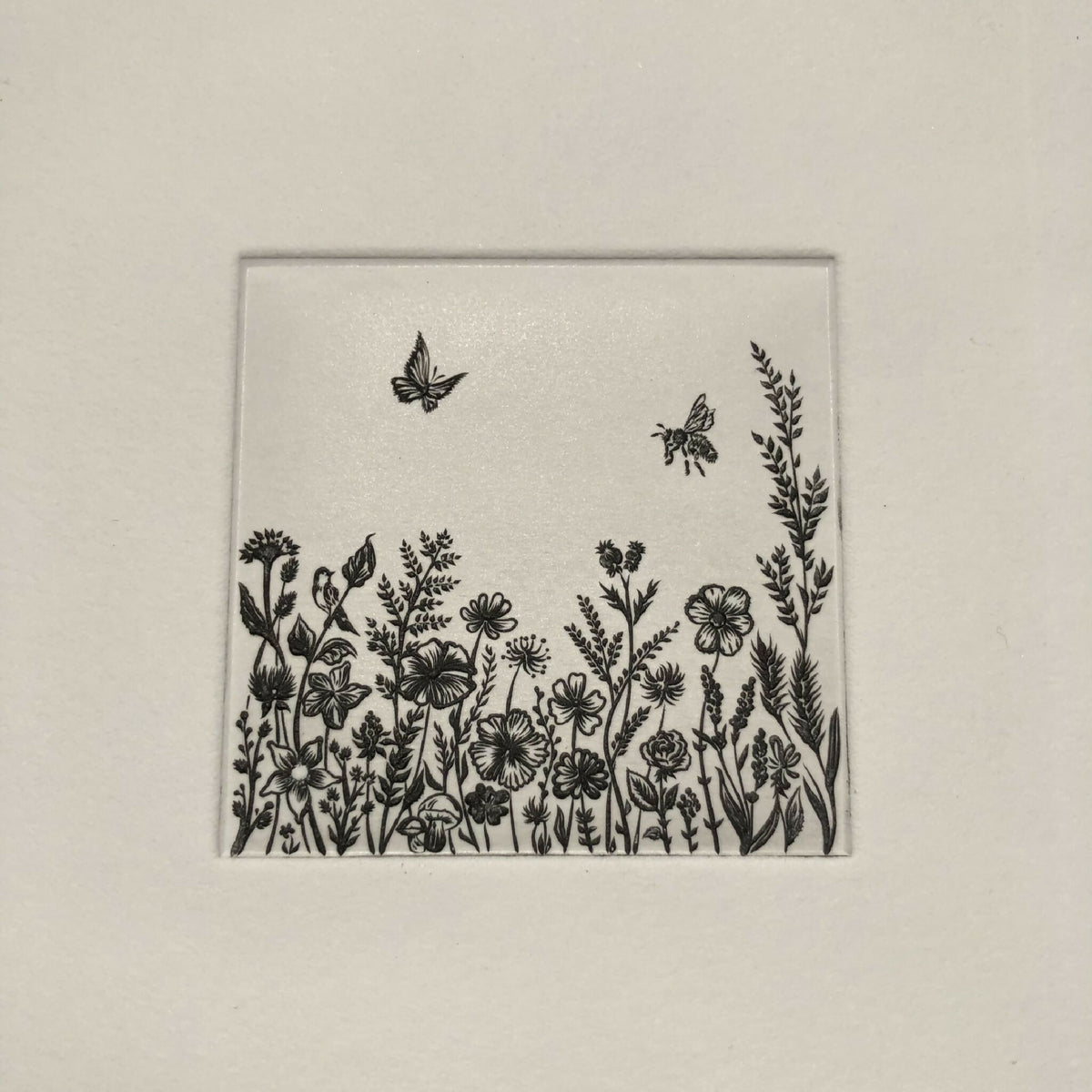 Tableau fleuri à cadre, fond clair, fleurs et herbes noires avec papillons