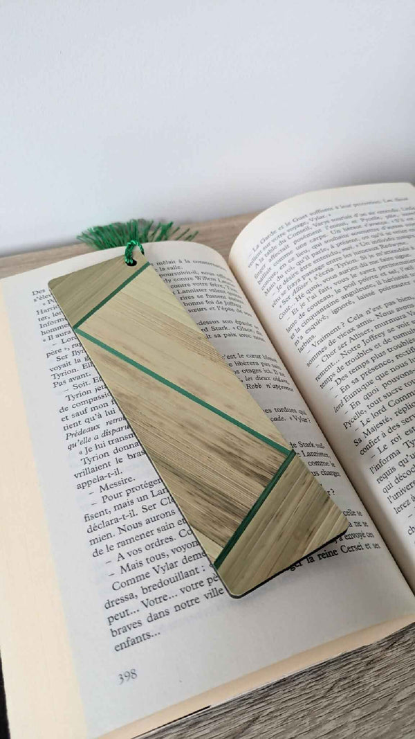 Marque-page en marqueterie de paille beige et vert, avec pompon vert