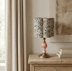 Abat-jour fleuri multicolore en coton beige, vue de côté sur table