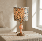 Abat-jour fleuri multicolore en coton beige, sur pied de lampe
