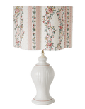 Abat-jour forme fleur Flora Pontavel sur lampe, motif fleuri crème et rayures, base blanche