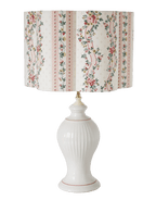 Abat-jour forme fleur Flora Pontavel sur lampe, motif fleuri crème et rayures, base blanche