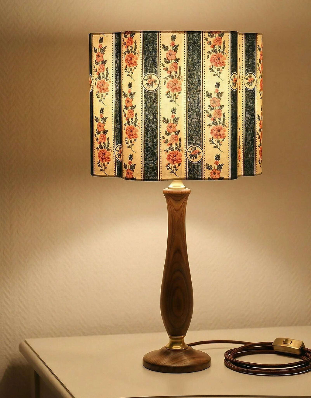 Abat-jour forme fleur Flora vert sur lampe, tissu beige rayé et fleuri.