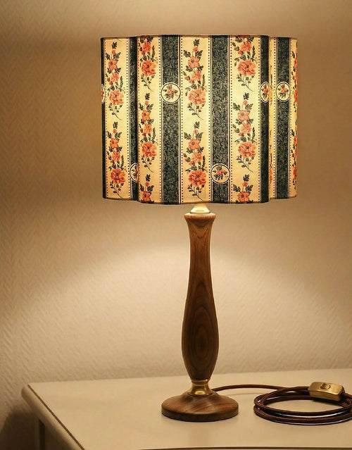 Abat-jour forme fleur Flora vert sur lampe, tissu beige rayé et fleuri.