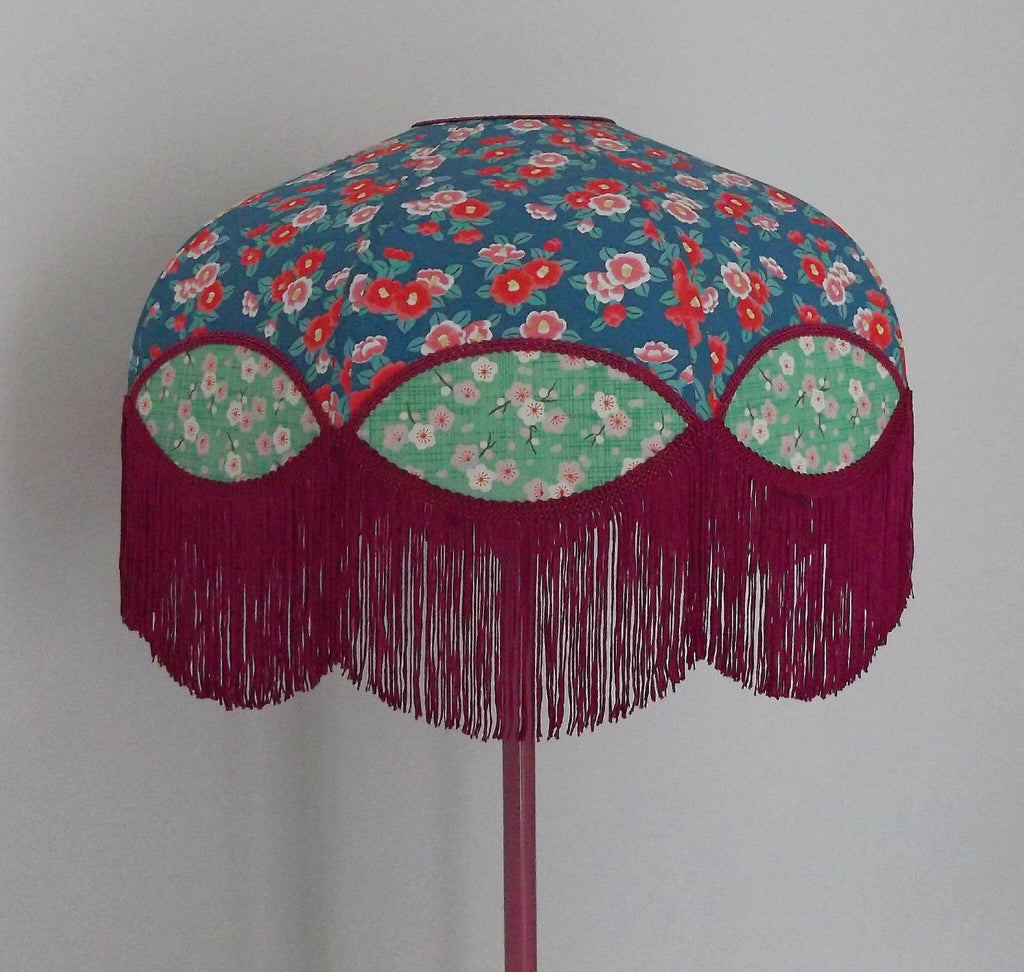 Abat-jour rétro papier japonais en forme arrondie, franges bordeaux, motifs floraux.