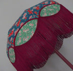 Abat-jour rétro papier japonais franges bordeaux, panneaux verts à motifs fleuris.