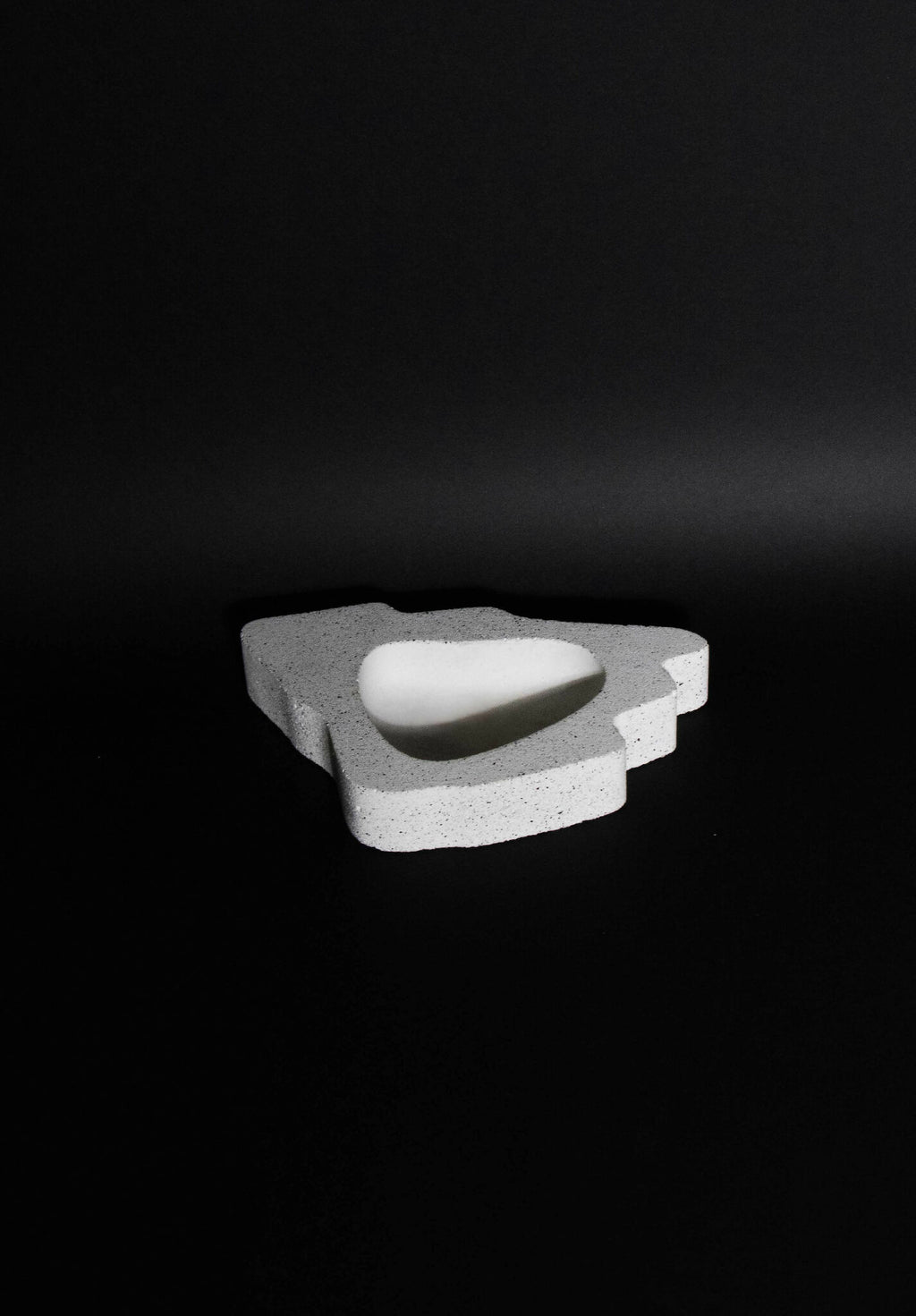 Cendrier EERU triangulaire gris clair avec évidement pour cigarette