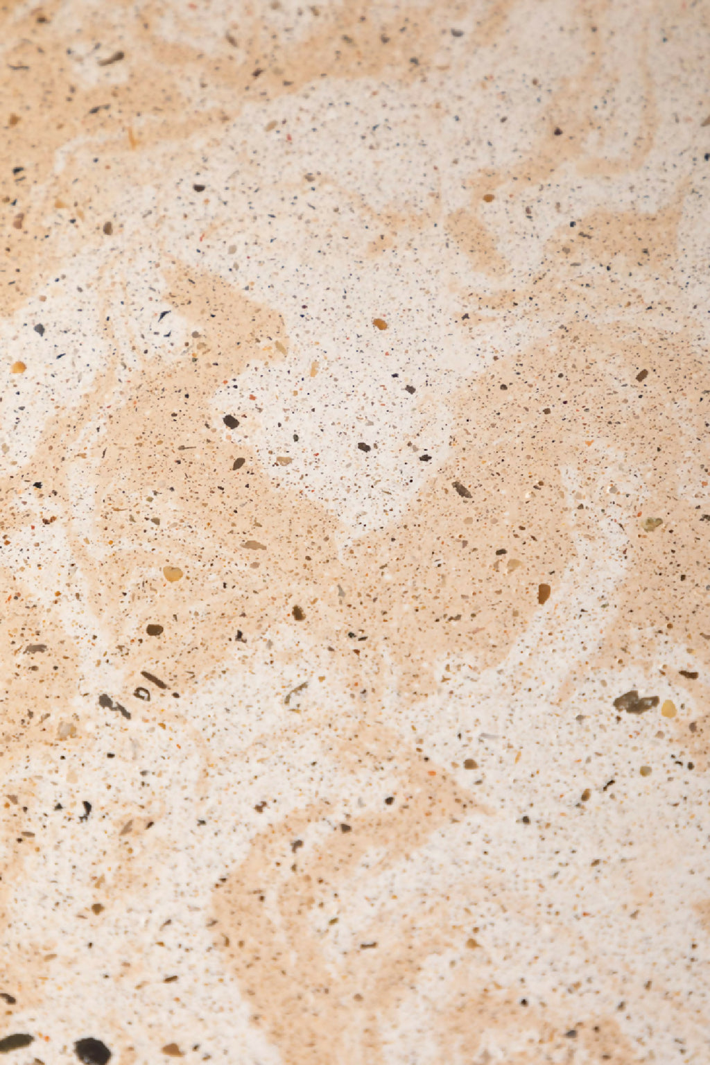 Planche à découper AIMÉE beige mouchetée, gros plan de la surface en pierre.