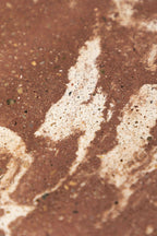 Planche à découper AIMÉE brune mouchetée, texture pierre en gros plan.
