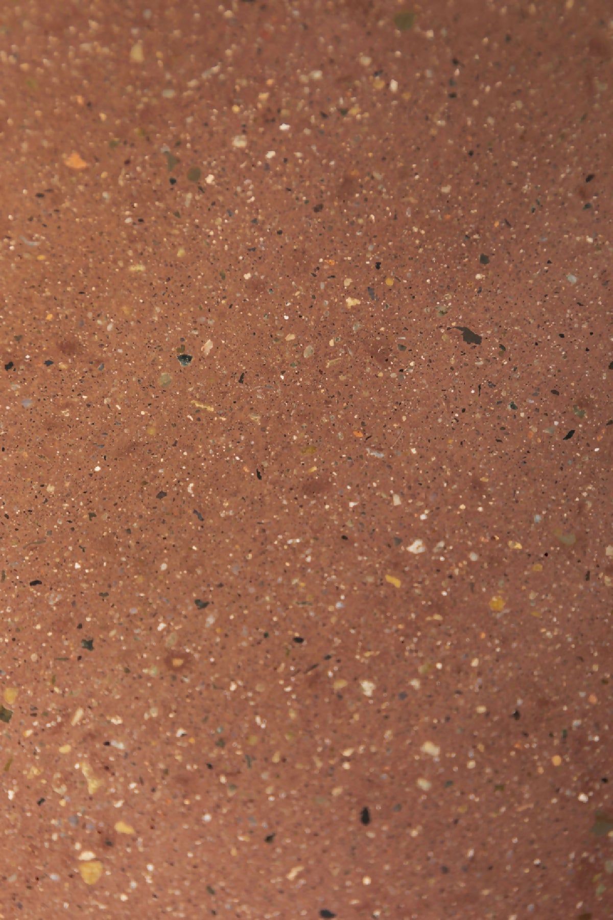 Planche AIMÉE brun foncé : gros plan sur la surface minérale tachetée.