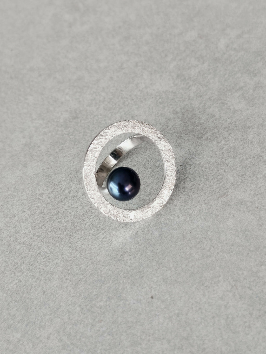Bague ovale argentée texturée avec cabochon bleu foncé et sertissage ouvert