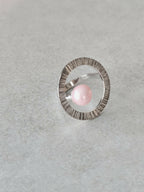 Bague Atoll argentée anneau strié et cabochon perle rose, vue de face