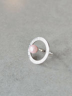 Bague Atoll perle rose sur anneau strié argenté avec tige arrière visible