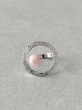 Bague Atoll argentée à motif texturé, perle rose nacrée en cabochon