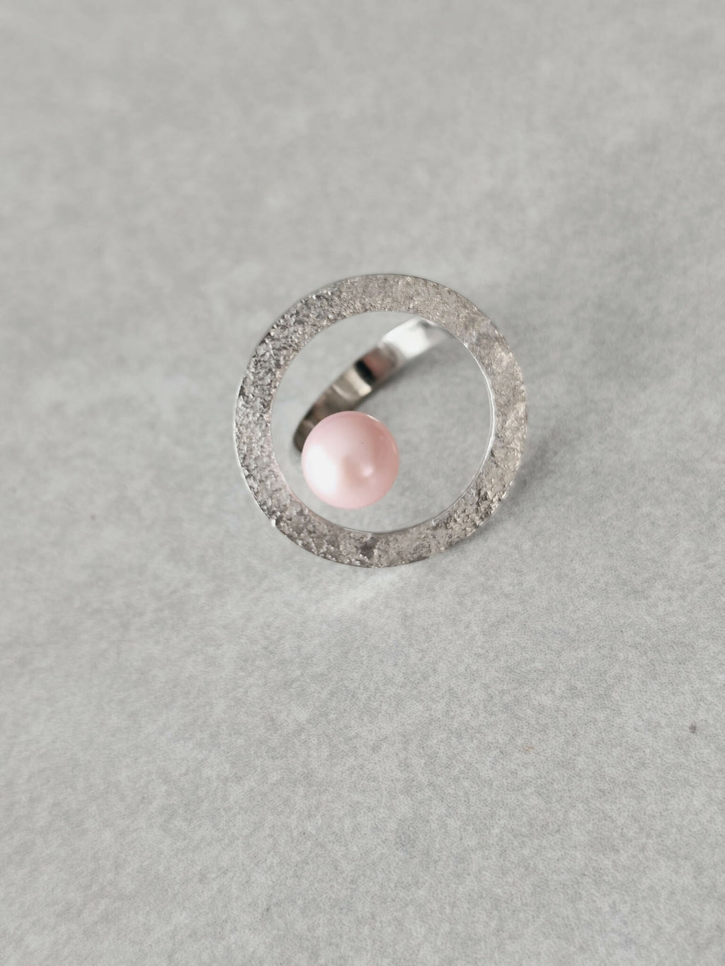Bague Atoll avec cabochon perle rose nacrée, monture argentée brillante et texturée